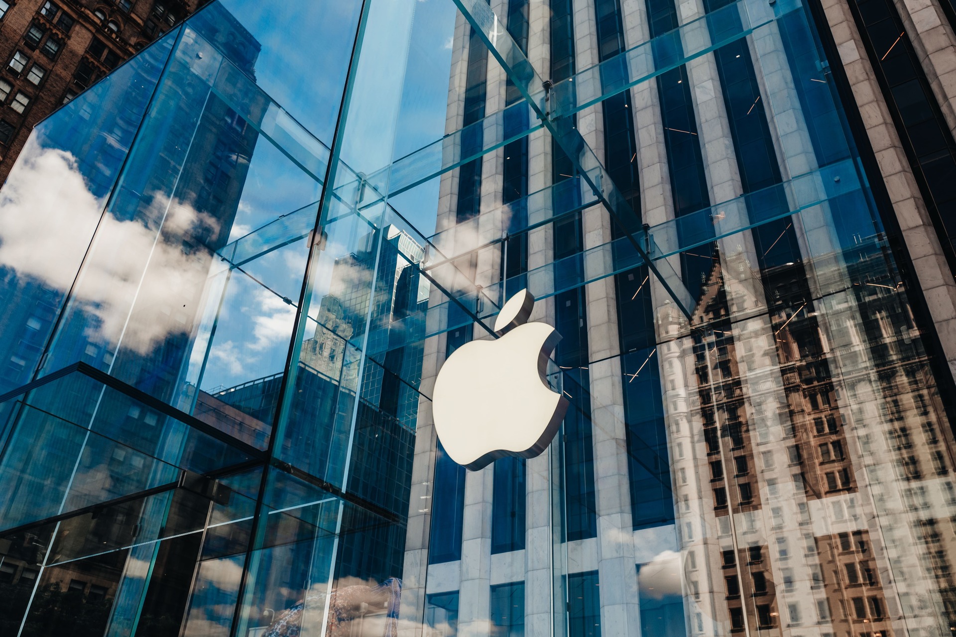Apple challenges India’s anti trust law; Modi inaugurates Safran’s factory