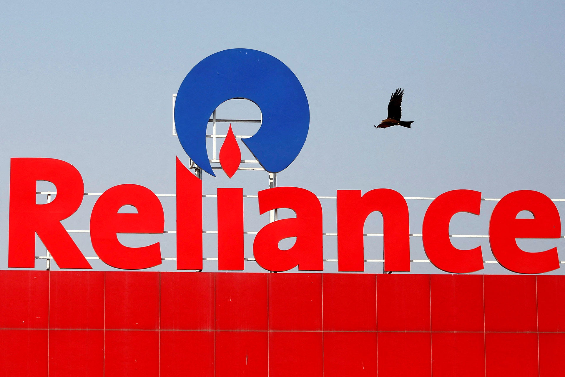 Oil spike, shipping costs drag Reliance quarterly income